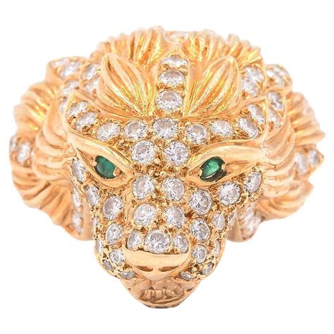 Gucci Bague tête de lion 18 carats avec diamants.